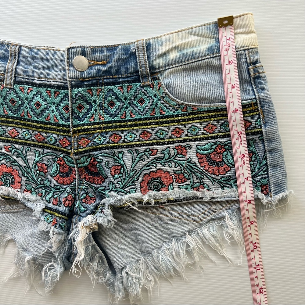 Billabong Denim Shorts Embroidered Floral Frayed Low Beach Festival Size 26 8 - Picture 13 of 15